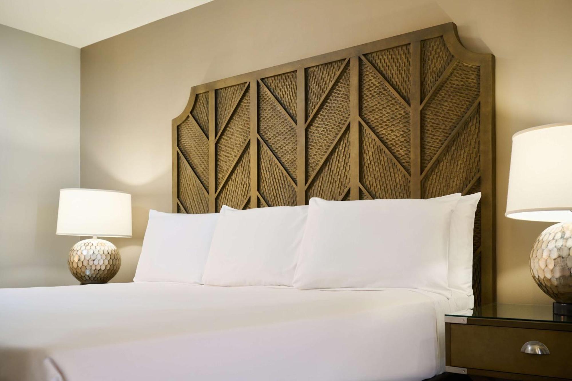 Aston Waikiki Beach Tower Honolulu Exterior photo A bed with a headboard