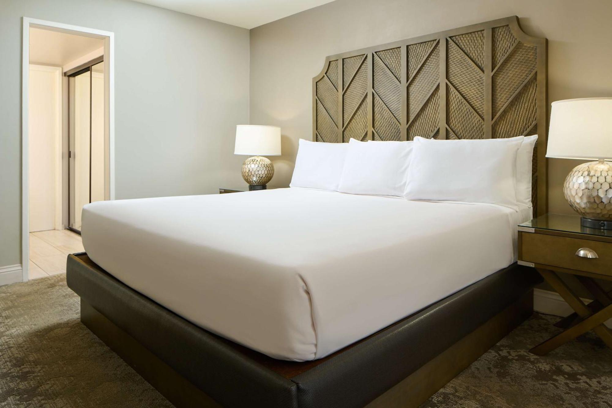 Aston Waikiki Beach Tower Honolulu Exterior photo A king bed