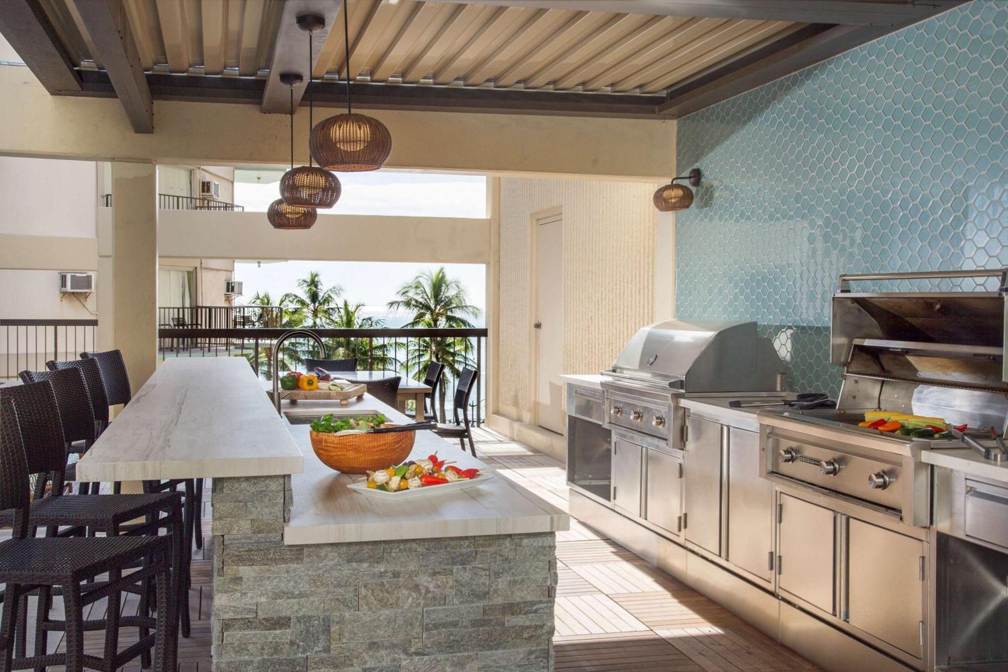 Aston Waikiki Beach Tower Honolulu Exterior photo Outdoor kitchen