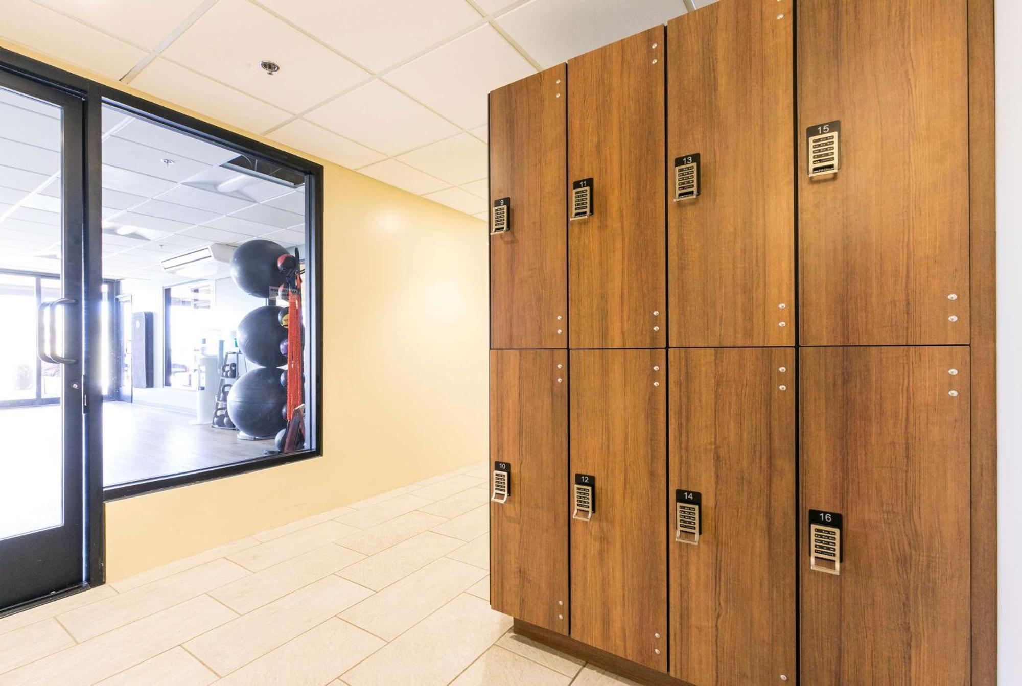 Aston Waikiki Beach Tower Honolulu Exterior photo Wood lockers